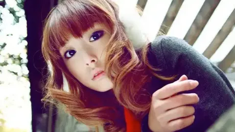 委内瑞拉F-16掠过美驱逐舰